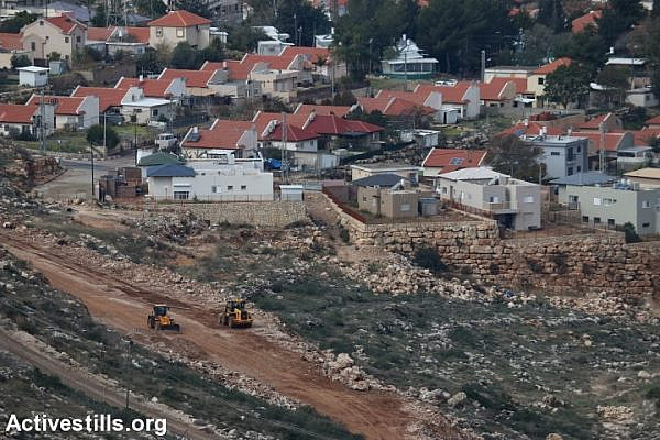 Israeli authorities construct a new fence around the Israeli settlement of Avnei Hefetz, near Tulkarem, West Bank, January 31, 2017. (Ahmad al-Bazz/Activestills.org)