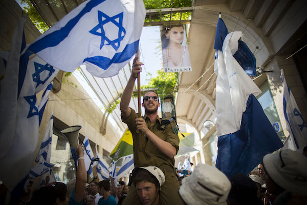Israelis march in support of IDF troops fighting in the Gaza Strip in the Old City of Jerusalem, July 31, 2014. (Yonatan Sindel/Flash90)