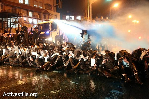 Police spray ultra-Orthodox demonstrators with blue liquid during a protest against the arrest of a Haredi IDF deserter, Jerusalem, March 23, 2017. (Oren Ziv/Activestills.org)