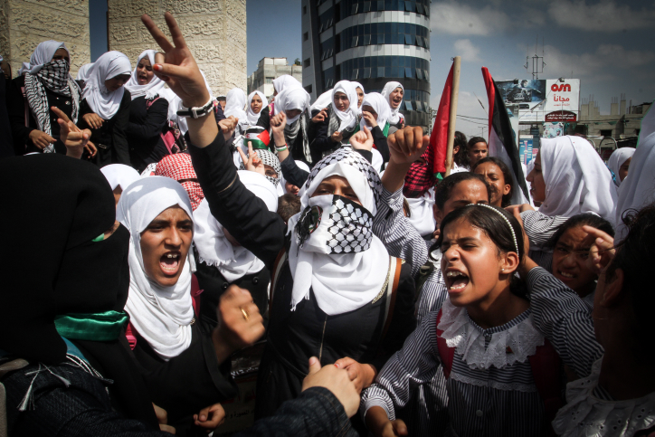 Palestinian students chant slogans during a rally to show solidarity with Palestinians clashing with the Israeli troops in the West Bank and Jerusalem, in Rafah, southern Gaza Strip, October 14, 2015. (Abed Rahim Khatib /Flash90)