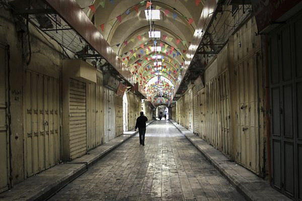 Palestinian shops in Nablus are shuttered during a general strike in solidarity with hunger-striking Palestinian prisoners, April 27, 2017. (Nasser Ishtayeh/Flash90)
