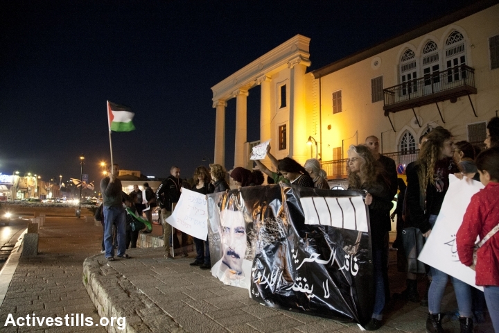 Protesters hold a vigil in support of hunger-striking Palestinian prisoners in Clocktower Square in Jaffa, April 25, 2017. (Haidi Motola/Activestills.org)