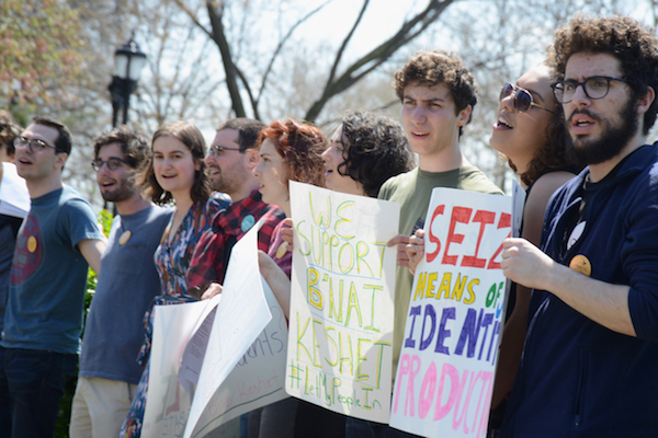 Jewish students with Open Hillel protest the expulsion of an LGBTQ Jewish group from Ohio State Hillel, New York, April 16, 2017. (Gili Getz)