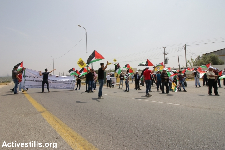 Palestinians protesters block a major West Bank road used by both Palestinians and Israeli settlers in solidarity with hunger-striking Palestinian prisoners, ‘Izbat Tabib, Qalqilya, West Bank, April 27, 2017. (Ahmad al-Bazz/Activestills.org)
