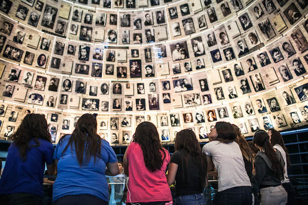 Children visit the Yad Vashem Holocaust  museum in Jerusalem, April 17, 2012. (Noam Moskowitz/Flash 90)