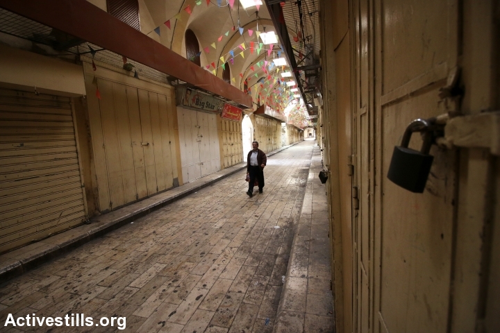 Palestinian shops in Nablus’s market are shuttered as part of a general strike called in solidarity with hunger-striking Palestinian prisoners in Israeli prisons, Nablus, April 27, 2017. (Ahmad al-Bazz/Activestills.org)