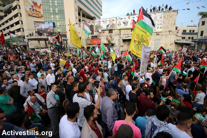 Hundreds of Palestinians rally in solidarity with hunger-striking prisoners, Nablus, April 27, 2017. (Ahmad al-Bazz/Activestills.org)
