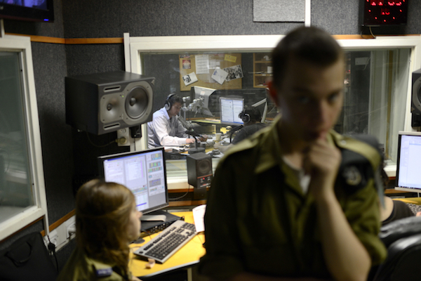 Soldiers in the studios of Israel’s Army Radio. (Tomer Neuberg/Flash)