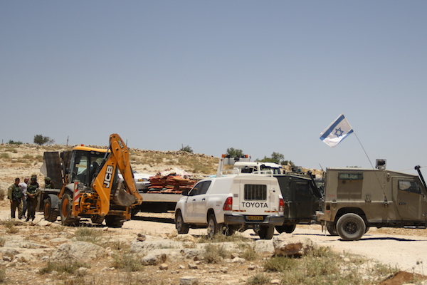 Israeli forces raiding the Sumud Freedom Camp, Sarura, West Bank, May 29, 2017. (Nasser Nawajah)