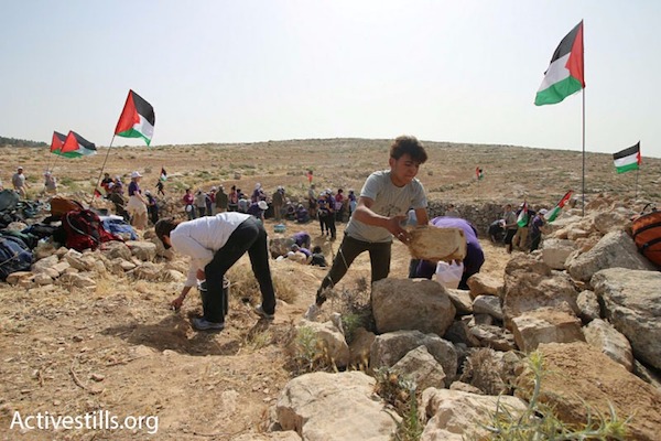 Palestinian, Israeli and international Jewish activists build a protest camp in Surara, West Bank, May 19, 2017. (Photo: Ahmad Bazz/Activestills.org)