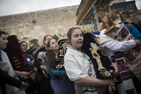 A group of American Conservative and Reform rabbis and the Women of the Wall movement members hold Torah scrolls during a protest march against the governments failure to deliver a new prayer space, at the Western Wall in Jerusalem Old City, November 2, 2016. Hadas Parush/Flash90)