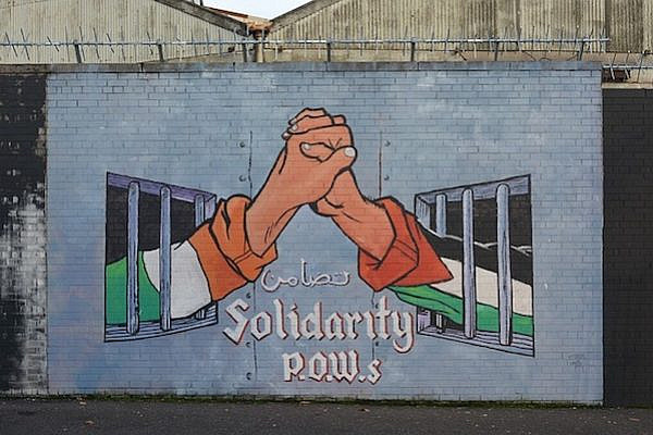 Graffiti in solidarity with Palestinian prisoners, Belfast, Northern Ireland. (Ben Kerckx/CC BY-SA 2.0)