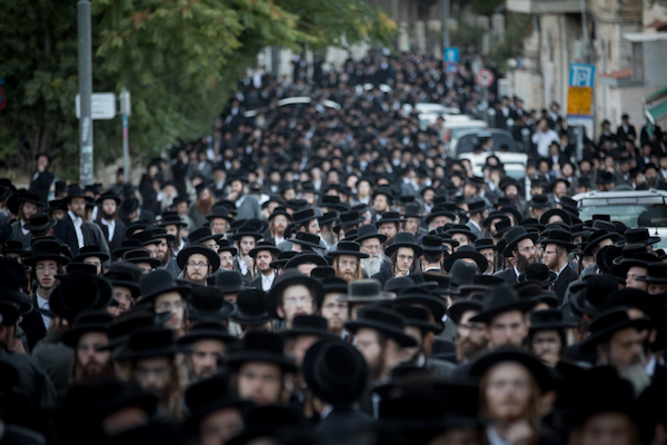 Thousands of ultra-Orthodox Jews protest businesses that operate on Saturdays , the Jewish day of rest, Jerusalem, June 29, 2017. (Yonatan Sindel/Flash90)