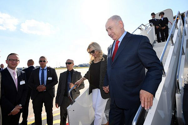 Israeli Prime Minister Benjamin Netanyahu and his wife Sara arrive in Hungary, July 17, 2017. (Haim Zach/GPO)