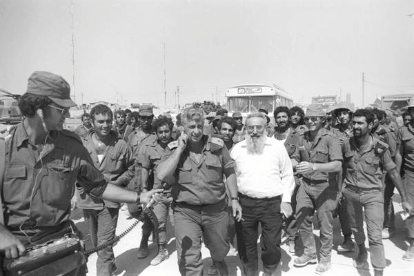 Rabbi Shlomo Goren visits Division 143, under the command of Major-General Ariel Sharon, 1973. (The Israel Defense Forces Archive Pikiwiki Israel)