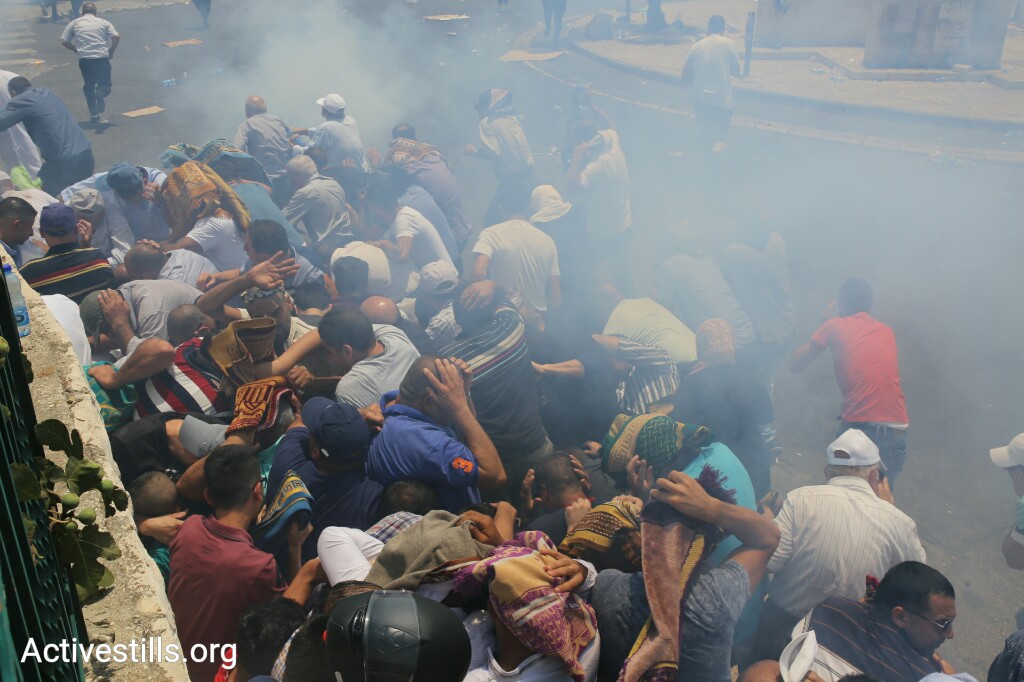 Israeli forces fire tear gas at Palestinian worshippers in Ras al-Amud, East Jerusalem, July 21, 2017. (Oren Ziv/Activestills.org)