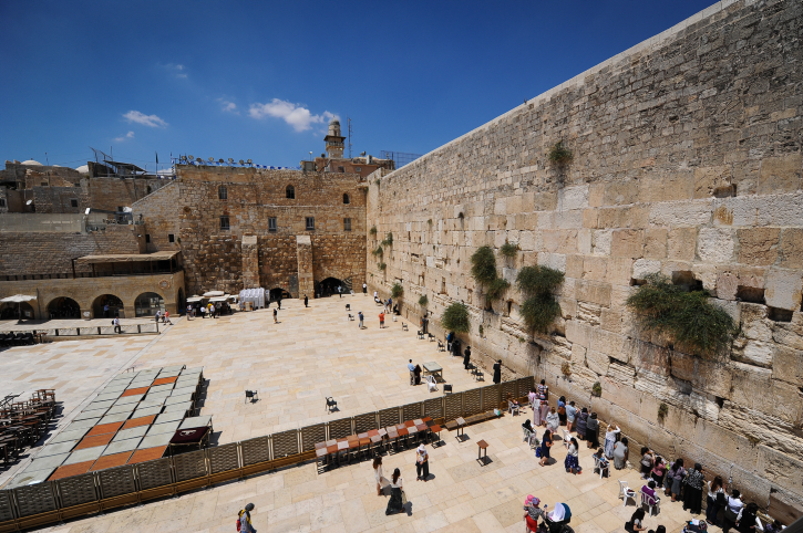 A view of the separate men’s and women’s sections at the Western Wall in Jerusalem’s Old City, June 23, 2017. (Mendy Hechtman/Flash90)