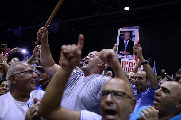 Likud party supporters at a rally in support of Prime Minister Benjamin Netanyahu, as he and his wife face legal investigations, Tel Aviv, August 9, 2017. (Tomer Neuberg/Flash90)