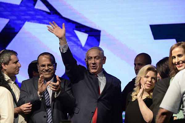 Prime Minister Benjamin Netanyahu with his wife Sara stand alongside Likud party members at a rally in his support, as he and his wife face legal investigations, Tel Aviv, August 9, 2017. (Tomer Neuberg/Flash90)