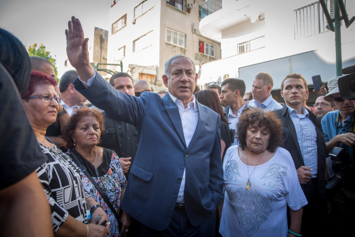 Prime Minister Benjamin Netanyahu meets with residents of South Tel Aviv, during a tour in the neighborhood, August 31, 2017. (Miriam Alster/Flash90)
