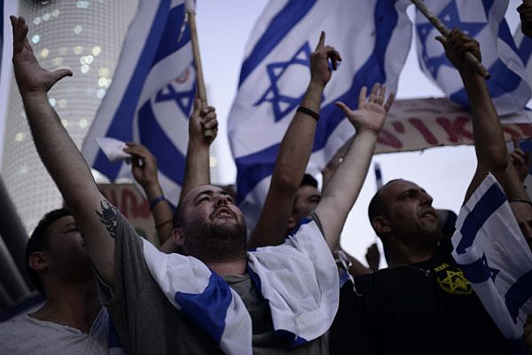 Right wing activists protest in front of the Kirya military base in Tel Aviv during Operation Protective Edge, July 29, 2014. (Tomer Neuberg/Flash90)