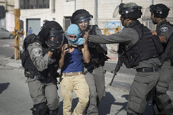 Israeli Border Police detain a Palestinian youth during clashes at Shuafat Refugee Camp in East Jerusalem, September 18, 2015. (Hadas Parush/Flash90)