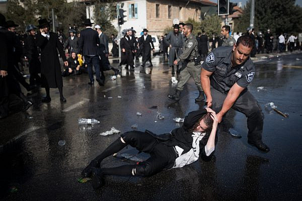 Ultra-Orthodox Jews clash with Israeli police during a protest against the arrest of a Haredi Jew who failed to comply with an IDF recruitment order, near the army recruiting office, Jerusalem, September 17, 2017. (Yonatan Sindel/Flash90)