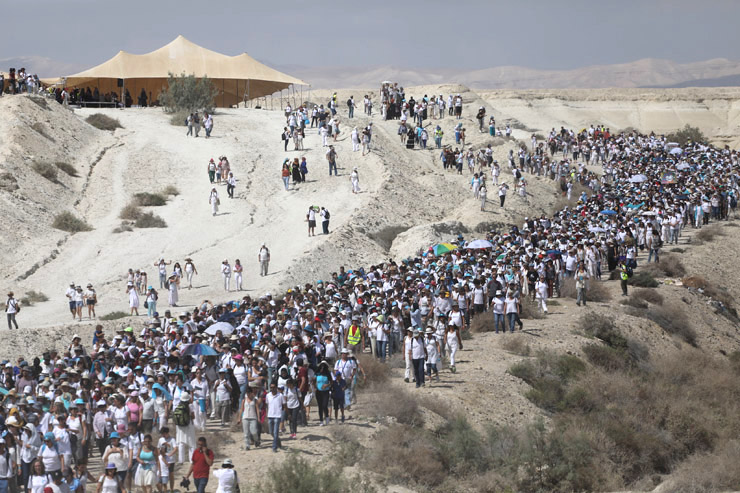 Israeli and Palestinian women from ‘Women Wage Peace’ march near the Dead Sea in the West Bank to demand that their leaders do more for peace, October 8, 2017. (Flash90)