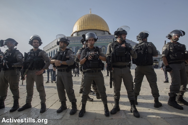 Israeli Border Police officers seen in the Aqsa Mosque compound the day after the metal detectors were removed and Muslim worshipers returned, July 27, 2017, Jerusalem. (Activestills.org)