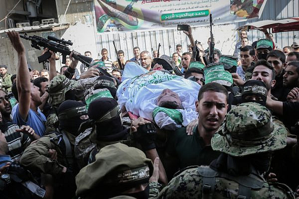 Fighters from the Qassam Brigades, the armed wing of the Palestinian Hamas movement, carry the body of 30-year-old Maslih Shabir in Khan Yunis, in the southern Gaza Strip, during the funeral of Palestinians who were killed the previous day in an Israeli operation to blow up a tunnel stretching from the Gaza Strip into Israel, October 31, 2017. (Abed Rahim Khatib/Flash90)
