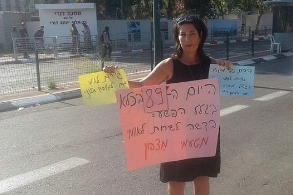 Iris Gur, mother of conscientious objector Noa Gur Golan, protests in support of her daughter, who sat in prison for 98 over her refusal to serve in the IDF. (Courtesy of Mesarvot)