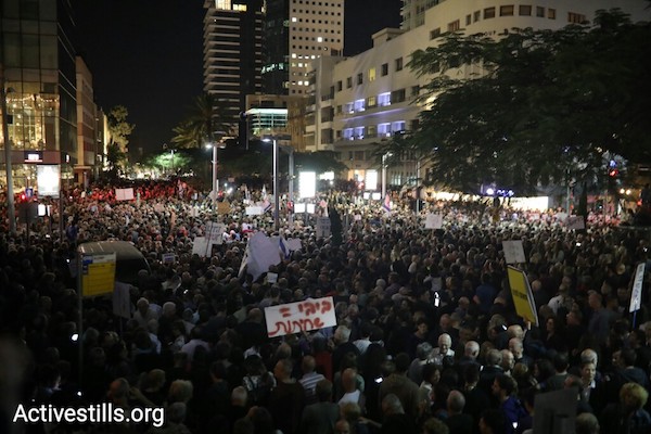 Tens of thousands of Israelis protest government corruption in Tel Aviv's Rothschild Blvd, December 2, 2017. (Oren Ziv/Activestills.org)