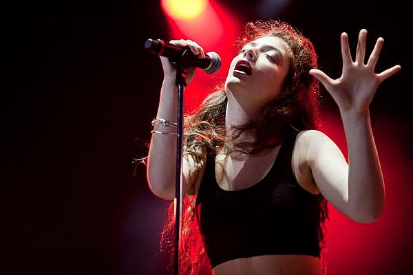 Lorde performs at Lollapalooza in 2014. (Liliane Callegari/CC BY 2.0)