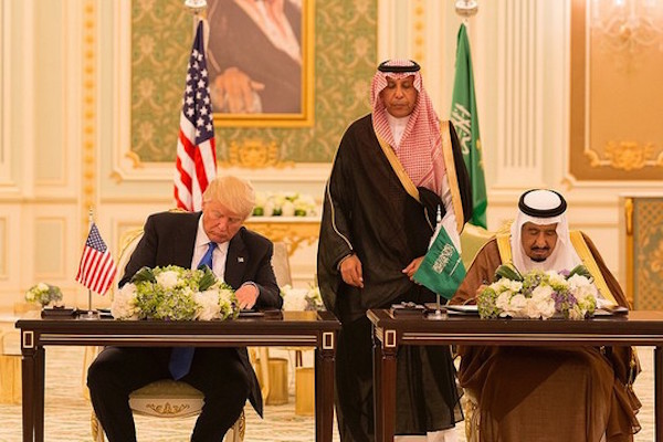 US president Donald Turmp and King Salman sign a joint agreement between the U.S. and Saudi Arabia. Riyadh, May 20, 2017. (Shealah Craighead, the White House)