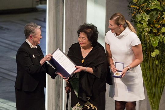 Executive Director of International Campaign to Abolish Nuclear Weapons Beatrice Fihn (right) and nuclear disarmament activist Setsuko Thurlow receive the Nobel Peace Prize in Oslo, December 10, 2017. (Jo Straube/ICAN)