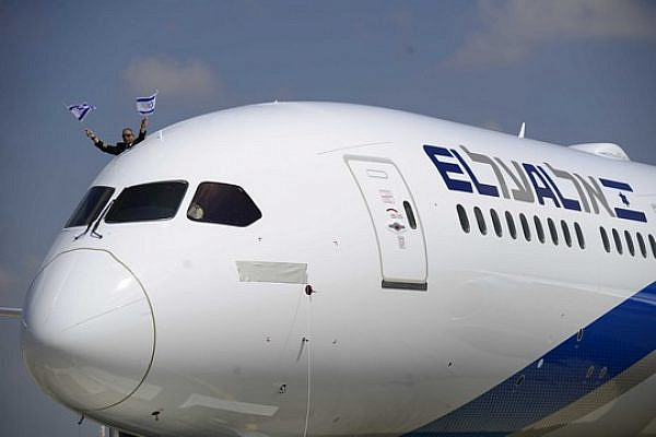 An El Al pilot hangs out the window of one of the carrier's planes. (Illustrative photo by Tomer Neuberg/Flash90)