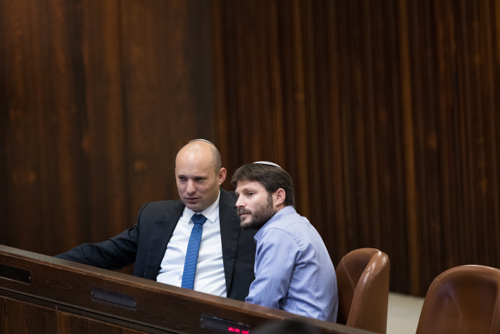 Education Minister Naftali Bennett speaks with Jewish Home MK Bezalel Smotrich during a Knesset plenum session, November 13, 2017. (Yonatan Sindel/Flash90)