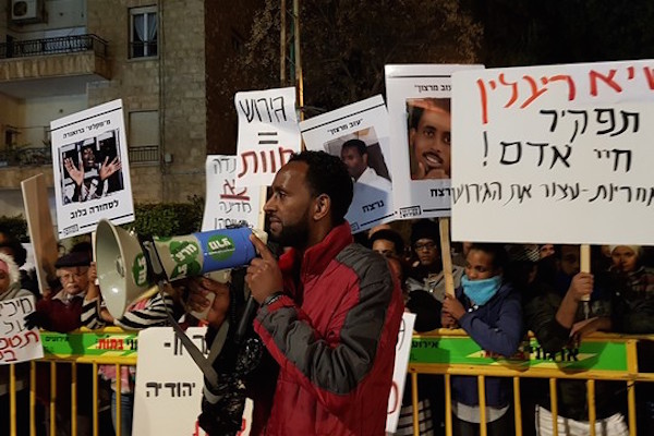 Protesters outside of the president's residence in Jerusalem on Monday night, January 22, 2018. (Yael Marom)