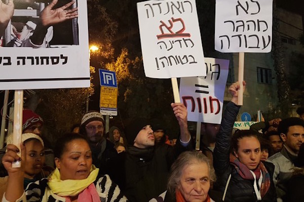 Asylum seekers and Jerusalemites protest in front of the president's resident, January 22, 2018. (Yael Marom)