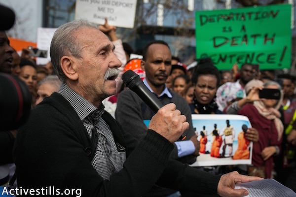 Longtime Israeli activist and Black Panther Reuven Abergel joins the asylum seeker protests outside of the Rwandan embassy in Herzliya. February 7, 2018. (Shiraz Grinbaum/Activestills.org)