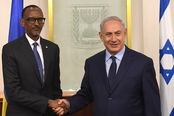 Israeli Prime Minister Benjamin Netanyahu meets with President of Rwanda Paul Kagame, at the Prime Minister's Office in Jerusalem on July 10, 2017. (Kobi Gideon/GPO)