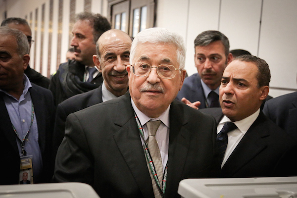 Palestinian president Mahmud Abbas casts his vote at the Muqataa, the Palestinian Authority headquarters, in the West Bank city of Ramallah on December 03, 2016. (Flash90)