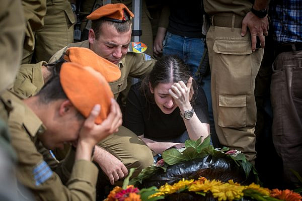 Family of Cpt. Ziv Daos mourn during his funeral in Holon Cemetery, March 18, 2018. Daos was killed vehicle-ramming attack near the West Bank settlement Mevo Dotan. (Miriam Alster/Flash90)