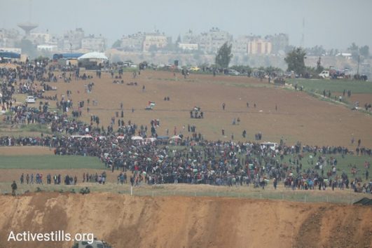 Thousands of Palestinians protest in Gaza near the border with Gaza as part of the 'Great Return March.' March 30, 2018. (Oren Ziv/Activestills.org)
