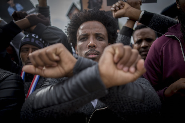 African asylum seekers protest on Thursday near the Kneeset and the Supreme Court against the new "Rwanda or Saharonim" policy of the Israeli government. January 2017. (Yonatan Sindel/Flash90)