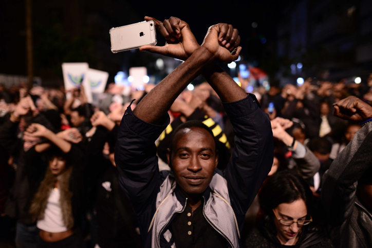 Thousands of African asylum seekers and human rights activists protest against deportation, on February 21, 2018. (Tomer Neuberg/Flash90)