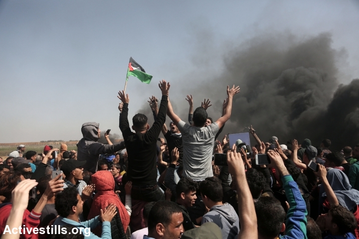 Palestinian protesters gather near the border fence during the second week of the Great Return March, east of Jabaliya, April 6, 2018. (Mohammed Zaanoun/Activestills.org)