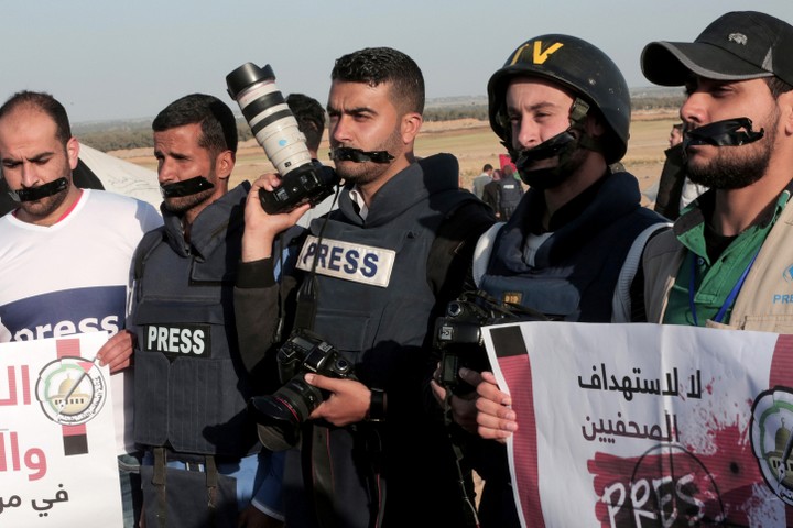Palestinians takes part in a protest against the killing of journalist Yasser Murtaja in Rafah, near the Israel-Gaza border, Gaza Strip, April 8, 2018. (Abed Rahim Khatib/ Flash90)