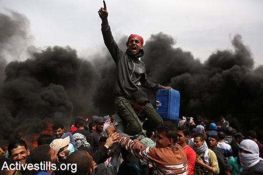 Palestinian protesters during the Gaza return march. April 20, 2018. (Mohammed Zaanoun / Activestills.org)