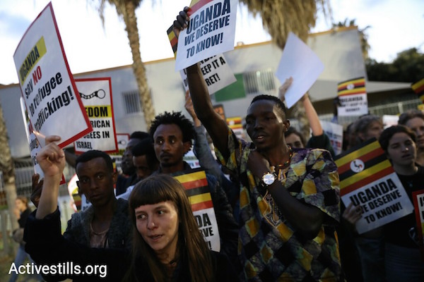 Asylum seekers and Israeli activists protest Israel's plan to deport tens of thousands of asylum seekers to Uganda. April 9, 2018. (Oren Ziv / Activestills.org)